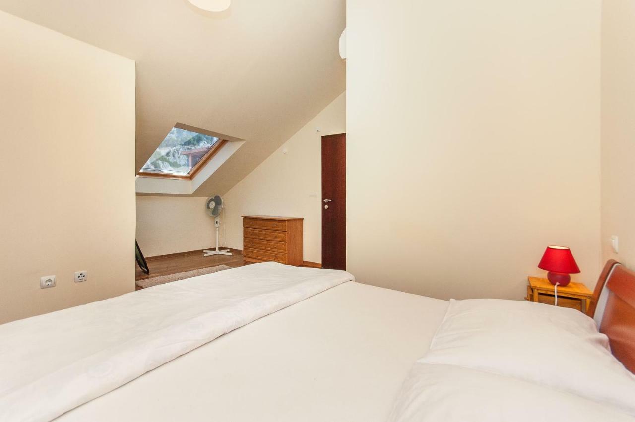 Modern New Flat Next To River Cetina 奥米什 外观 照片